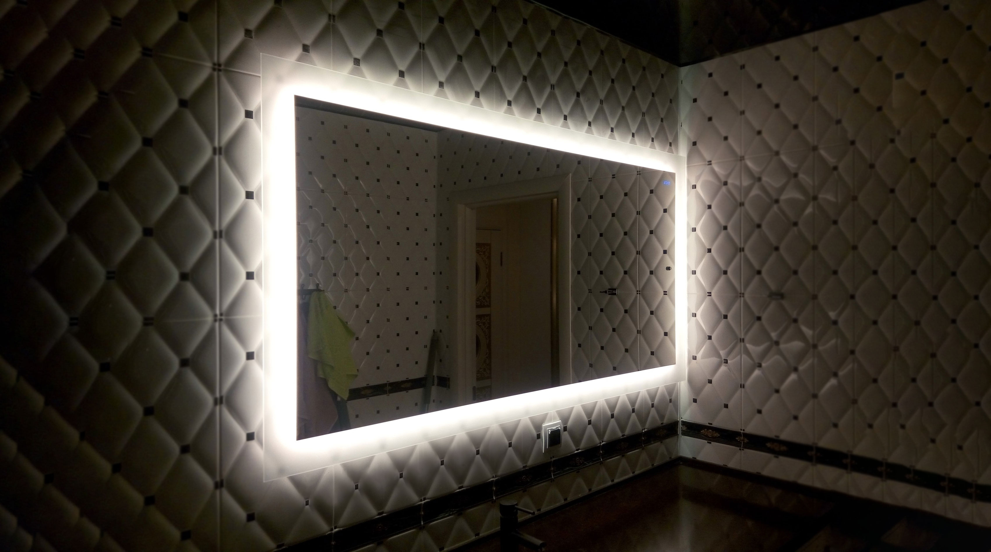 Зеркало с декоративной подсветкой на стену - интернет магазин Ливрон